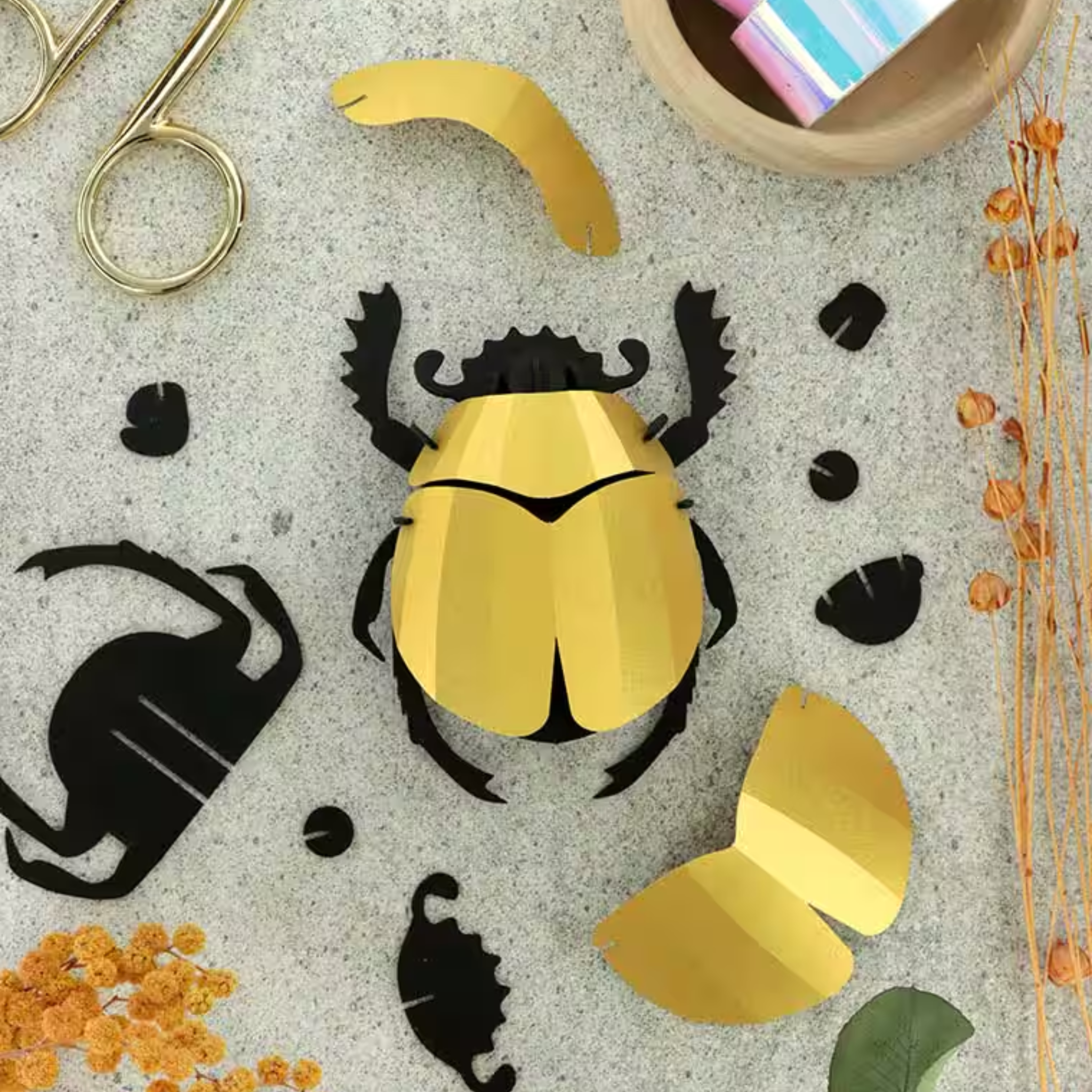 Assembli 3D-puzzel Scarab beetle goud scarabee met onderdelen op tafel